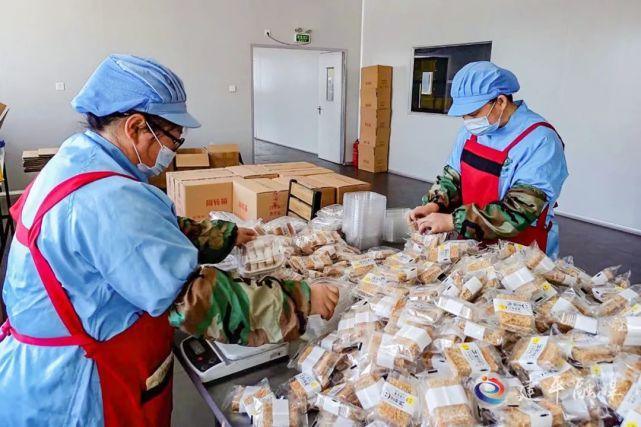 建平县永乐食品厂经理 李慧 :东北粘豆包,是我们企业今年新推出的产品
